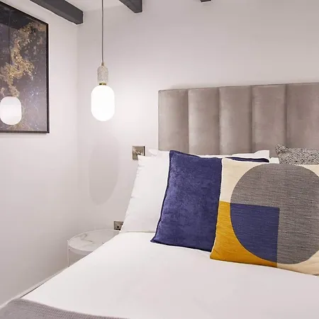 Host & - Burns Yard 惠特比