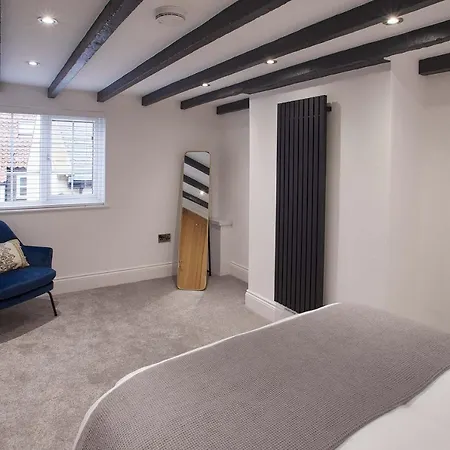 Host & - Burns Yard * Whitby