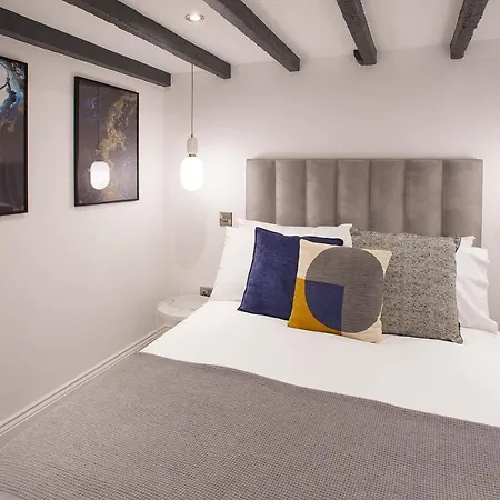 Host & - Burns Yard 惠特比